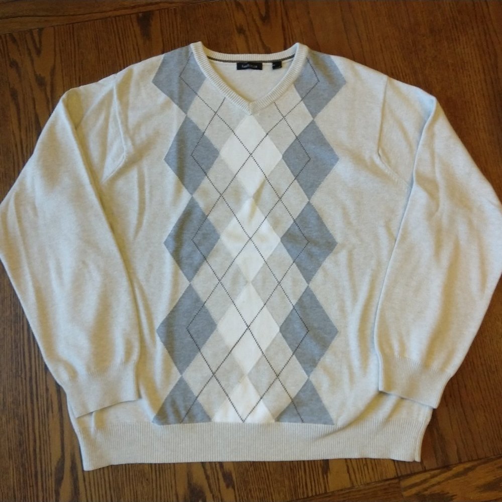 Van Heusen, Cream colored with Argyle front, V-Neck Sweater, XL Tall